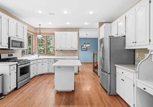 4th image of 8441 W Lake Dr, Chanhassen, MN 55317 | MLS# 7130791