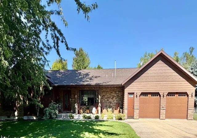 Photo 2 of Single family home for sale at 1625 Edgewater Dr, Lake Benton, MN 56149 | MLS# 7130799 | Listing updated on 2026-09-04