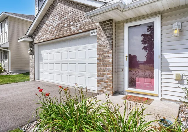 2nd image of 4024 Blakewood Dr, Shakopee, MN 55379 | MLS# 7130810