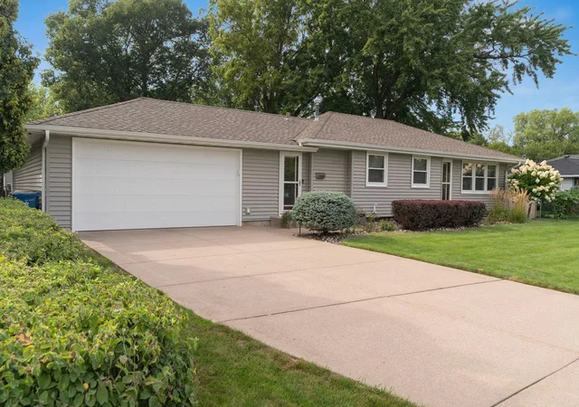 Photo 2 of Sale Pending at 10118 Park Ave S, Bloomington, MN 55420 | MLS# 7130855 | Listing updated on 2026-10-04