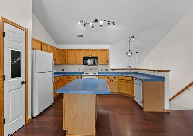 Photo 3 of Single family home for sale at 7559 Derby Ln, Shakopee, MN 55379 | MLS# 7131005 | Listing updated on 2026-08-30