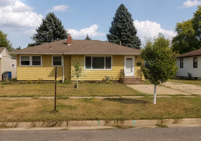 Photo 1 of Single family home for sale at 1820 5th St S, Moorhead, MN 56560 | MLS# 7131088 | Listing updated on 2026-10-06