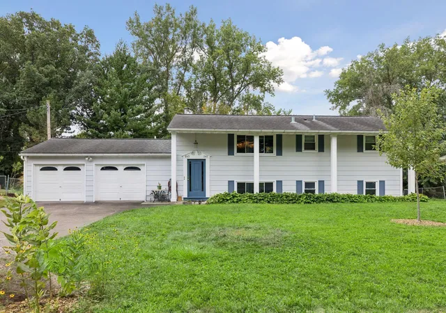 2nd image of 245 Glenmoor Ln, Long Lake, MN 55356 | MLS# 7131177