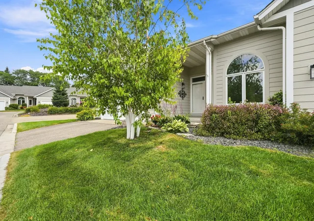 Photo 1 of Single family home for sale at 833 Southcross Dr E, Burnsville, MN 55306 | MLS# 7131197 | Listing updated on 2026-09-19