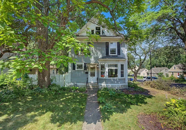 Photo 1 of Single family home for sale at 987 Earl St, Saint Paul, MN 55106 | MLS# 7131225 | Listing updated on 2026-09-18