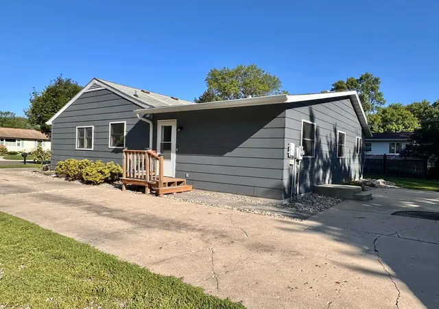 image of 1205 16th St Sw, Willmar, MN 56201 | MLS# 7131296