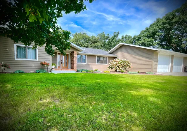 2nd image of 3511 Hoeger Ln, Albert Lea, MN 56007 | MLS# 7131310