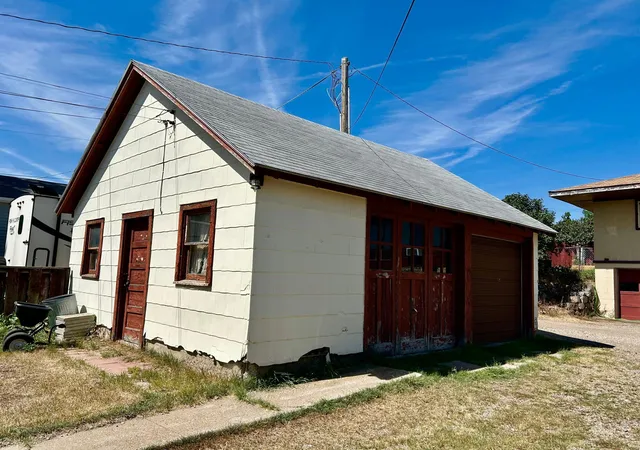 Photo 3 of Single family home for sale at 214 6Th St Nw, Valley City, ND 58072 | MLS# 7131352 | Listing updated on 2026-09-23