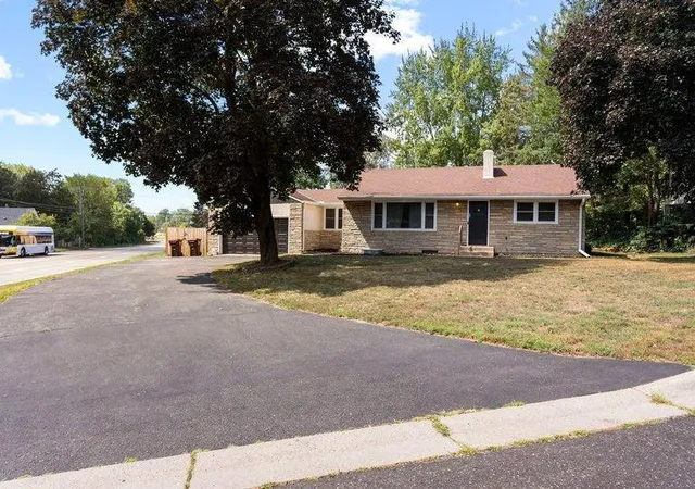 Photo 26 of Single family home for sale at 1689 Edgemont St, Saint Paul, MN 55117 | MLS# 7131353 | Listing updated on 2026-09-05