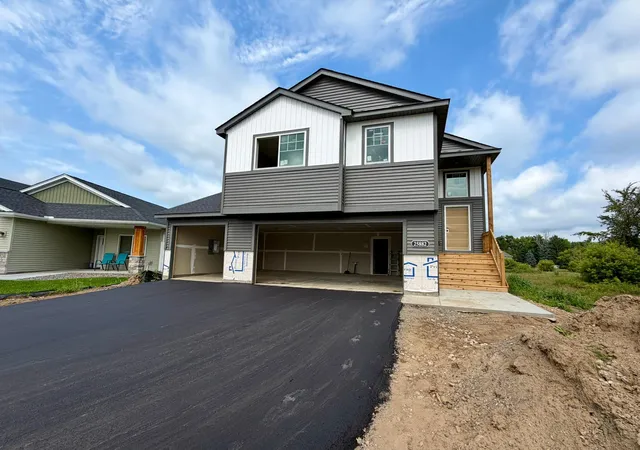 1st image of 25882 Emerson Ct, Wyoming, MN 55092 | MLS# 7131372