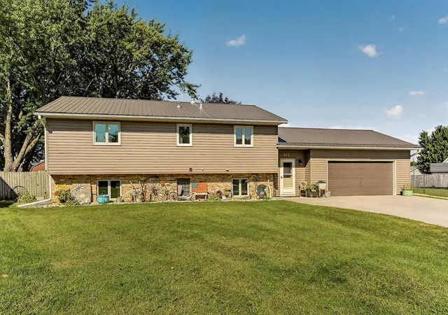 Photo 1 of Sale Pending at 813 3rd Avenue Se, Stewartville, MN 55976 | MLS# 7131398 | Listing updated on 2026-09-23