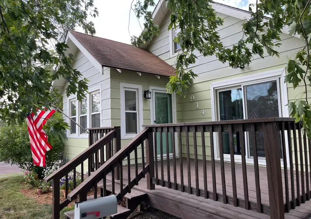 Photo 2 of Single family home for sale at 914 13th St, Windom, MN 56101 | MLS# 7131402 | Listing updated on 2026-08-31