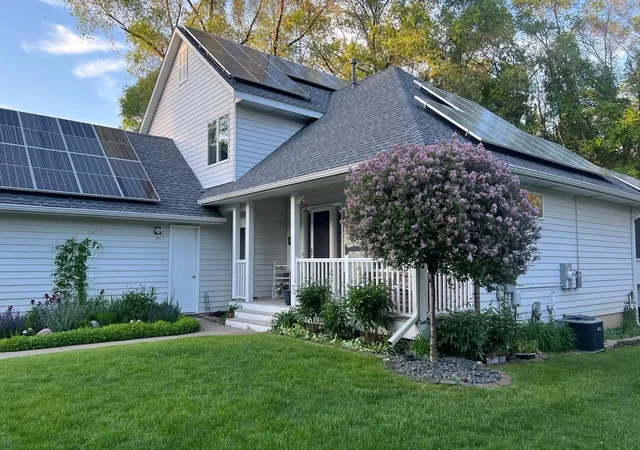 Photo 3 of Sale Pending at 3598 Searle Ct, Vadnais Heights, MN 55127 | MLS# 7131438 | Listing updated on 2026-09-19