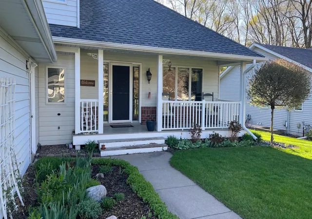 Photo 4 of Sale Pending at 3598 Searle Ct, Vadnais Heights, MN 55127 | MLS# 7131438 | Listing updated on 2026-09-19