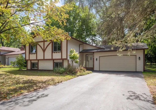 Photo 2 of Single family home for sale at 686 Maple Pond Ct, Saint Paul, MN 55126 | MLS# 7131470 | Listing updated on 2026-09-19
