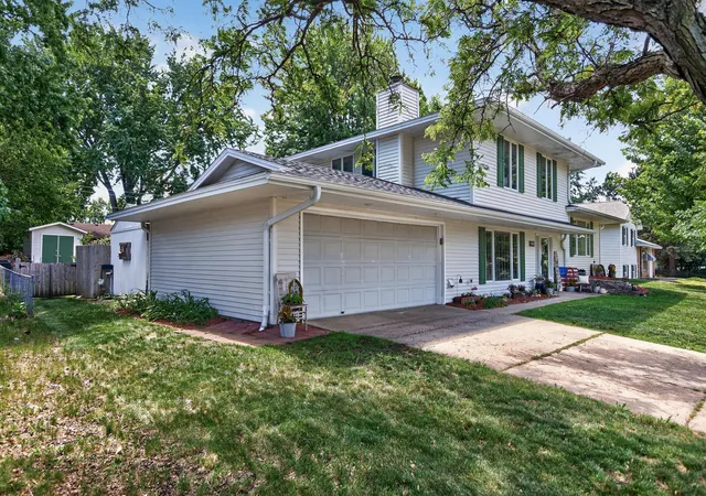 1st image of 1094 Lowell Dr, Apple Valley, MN 55124 | MLS# 7131475