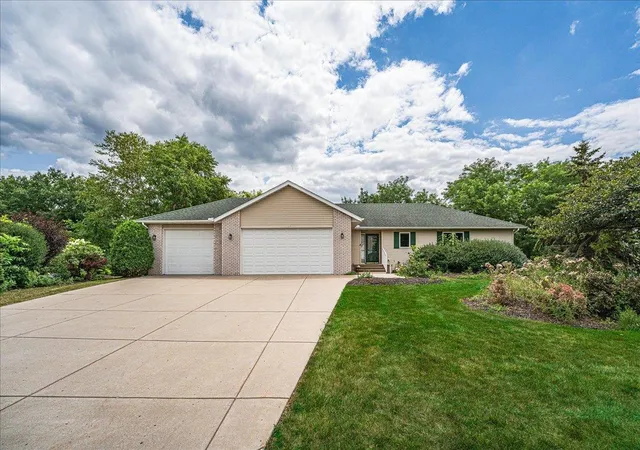Photo 4 of Single family home for sale at 1060 Dennis St S, Maplewood, MN 55119 | MLS# 7131494 | Listing updated on 2026-09-12