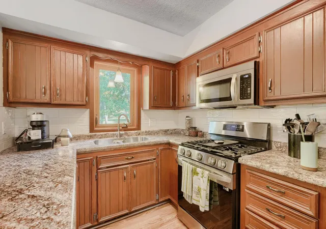 Photo 4 of Sale Pending at 16820 Honeysuckle Ln, Eden Prairie, MN 55346 | MLS# 7131527 | Listing updated on 2026-10-06
