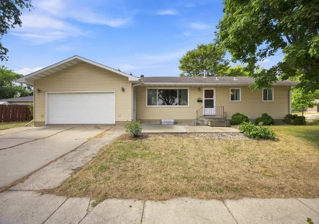 Photo 1 of Single family home for sale at 2101 20th St S, Moorhead, MN 56560 | MLS# 7131648 | Listing updated on 2026-08-30