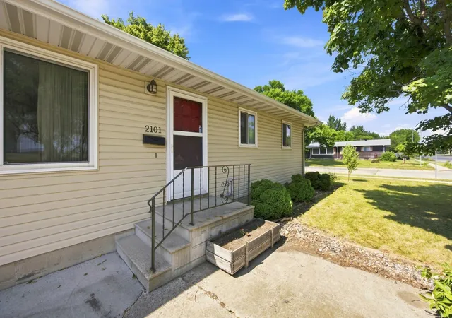 Photo 2 of Single family home for sale at 2101 20Th St S, Moorhead, MN 56560 | MLS# 7131648 | Listing updated on 2026-08-30