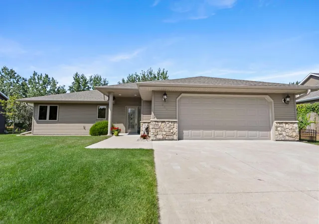 Photo 1 of Single family home for sale at 820 Willow Dr, Hutchinson, MN 55350 | MLS# 7131653 | Listing updated on 2026-09-17
