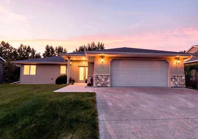 Photo 2 of Single family home for sale at 820 Willow Dr, Hutchinson, MN 55350 | MLS# 7131653 | Listing updated on 2026-09-17