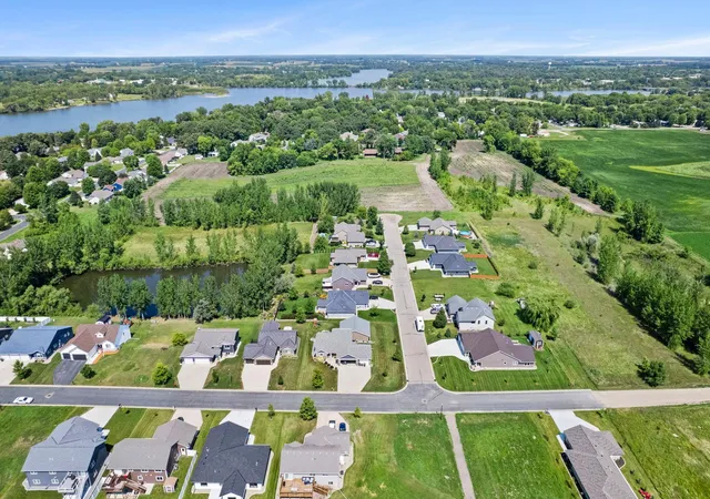 Photo 3 of Single family home for sale at 820 Willow Dr, Hutchinson, MN 55350 | MLS# 7131653 | Listing updated on 2026-09-17
