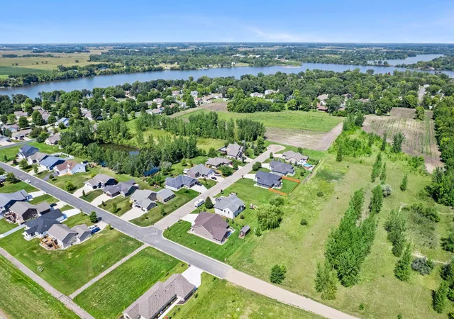 Photo 4 of Single family home for sale at 820 Willow Dr, Hutchinson, MN 55350 | MLS# 7131653 | Listing updated on 2026-09-17
