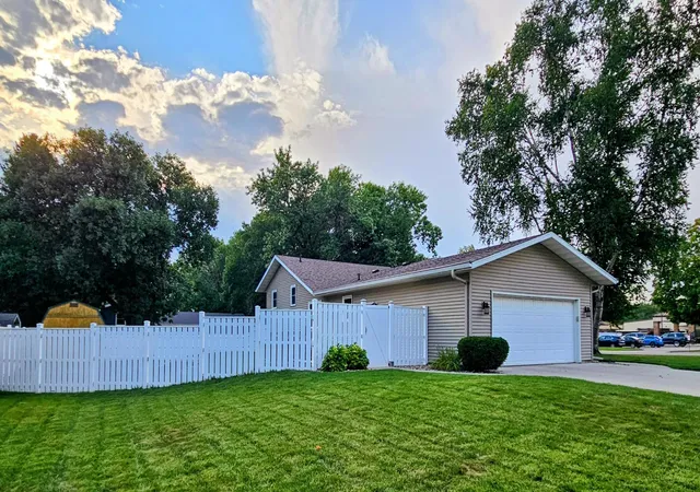 2nd image of 904 Willmar Ave Se, Willmar, MN 56201 | MLS# 7131658