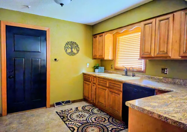 5th image of 904 Willmar Ave Se, Willmar, MN 56201 | MLS# 7131658