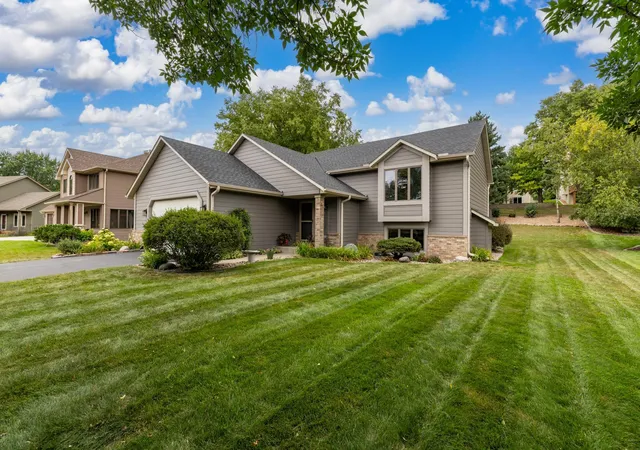 Photo 1 of Single family home for sale at 1123 Ridge Bluff Dr, Chaska, MN 55318 | MLS# 7131676 | Listing updated on 2026-10-07