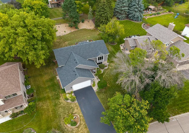 Photo 3 of Single family home for sale at 1123 Ridge Bluff Dr, Chaska, MN 55318 | MLS# 7131676 | Listing updated on 2026-10-07