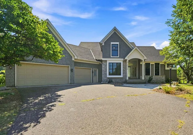 Photo 1 of Single family home for sale at 2715 Edgewater Bay, Saint Paul, MN 55125 | MLS# 7131690 | Listing updated on 2026-09-28