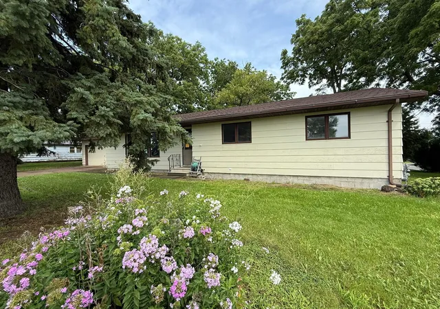2nd image of 388 E Main St, Alden, MN 56009 | MLS# 7131729