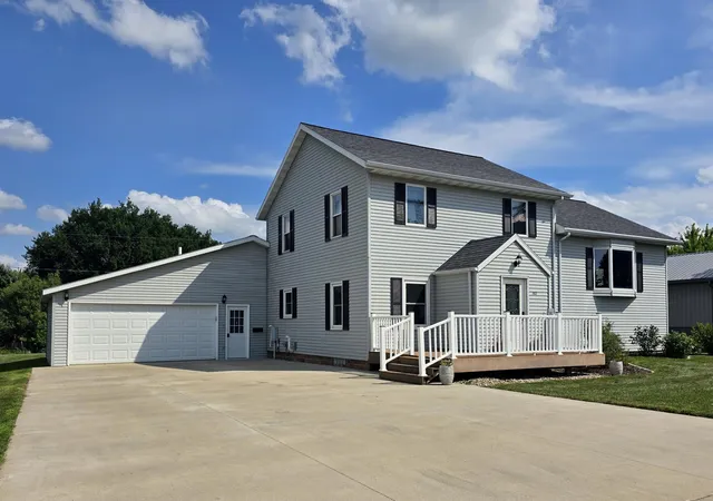 Photo 1 of Single family home for sale at 102 County Road 16 S, Comfrey, MN 56019 | MLS# 7131752 | Listing updated on 2026-09-21