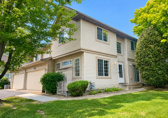 1st image of 1088 Lovell Ave W, Roseville, MN 55113 | MLS# 7131760