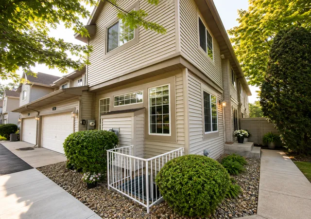 Photo 3 of Single family home for sale at 1088 Lovell Ave W, Roseville, MN 55113 | MLS# 7131760 | Listing updated on 2026-09-22