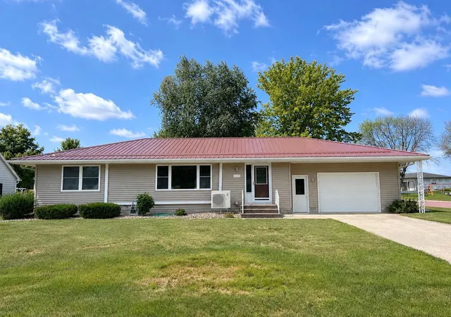 Photo 1 of Single family home for sale at 404 S Paffrath Ave, Springfield, MN 56087 | MLS# 7131789 | Listing updated on 2026-09-22