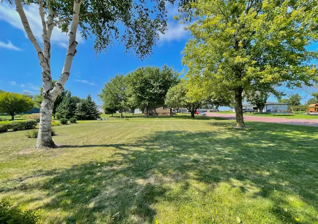 Photo 3 of Single family home for sale at 404 S Paffrath Ave, Springfield, MN 56087 | MLS# 7131789 | Listing updated on 2026-09-22