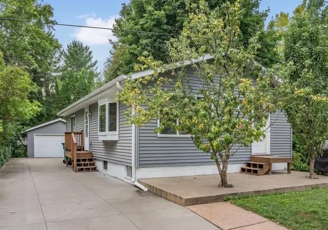 1st image of 402 Sherburne St S, Stillwater, MN 55082 | MLS# 7131804