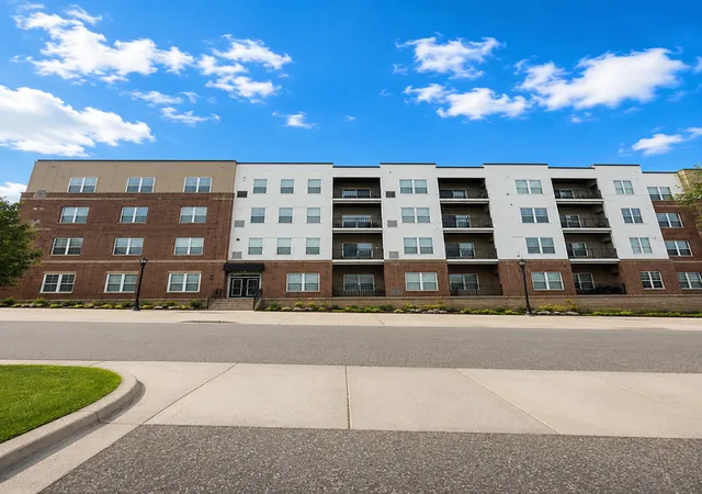2nd image of 12501 Nicollet Ave #425, Burnsville, MN 55337 | MLS# 7131821