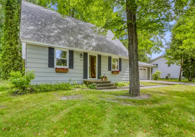 Photo 3 of Single family home for sale at 1583 E Shore Dr, Detroit Lakes, MN 56501 | MLS# 7131846 | Listing updated on 2026-09-25