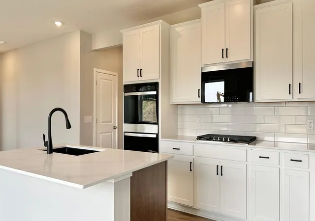 2nd image of 2140 Bluff Heights Dr, Shakopee, MN 55379 | MLS# 7131869