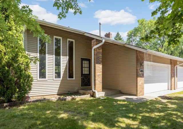 Photo 1 of Townhouse for sale at 2704 Rolling Oaks Rd, Burnsville, MN 55337 | MLS# 7131884 | Listing updated on 2026-09-08