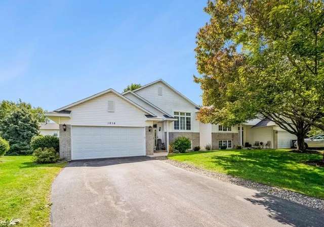 Photo 1 of Townhouse for sale at 1016 Lilac Ct, Shakopee, MN 55379 | MLS# 7131933 | Listing updated on 2026-10-11