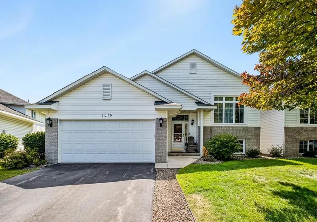 Photo 2 of Townhouse for sale at 1016 Lilac Ct, Shakopee, MN 55379 | MLS# 7131933 | Listing updated on 2026-10-11