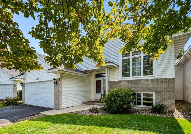 Photo 3 of Townhouse for sale at 1016 Lilac Ct, Shakopee, MN 55379 | MLS# 7131933 | Listing updated on 2026-10-11