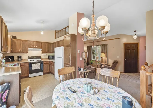 Photo 4 of Sale Pending at 4272 Sun Cliff Rd, Saint Paul, MN 55122 | MLS# 7131966 | Listing updated on 2026-10-13