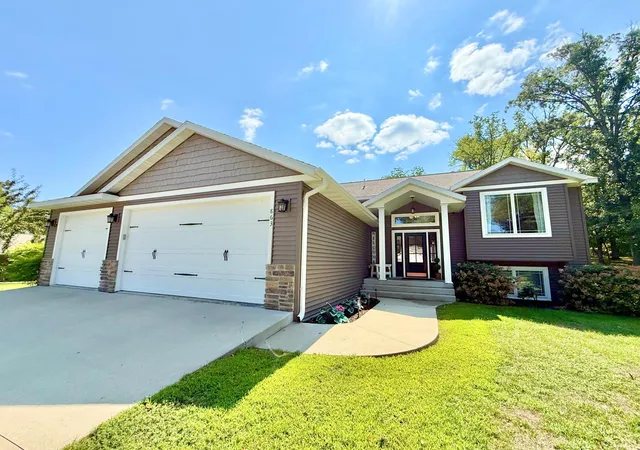 Photo 4 of Single family home for sale at 863 Whitetail Ln, Detroit Lakes, MN 56501 | MLS# 7131981 | Listing updated on 2026-09-26