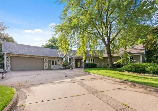 Photo 3 of Single family home for sale at 31813 Lakeview Dr Ne, Cambridge, MN 55008 | MLS# 7131999 | Listing updated on 2026-10-23